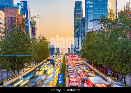 PEKING, CHINA - NOVEMBER 27: Abendansicht von Autos mit leichten Wegen auf einer Straße im zentralen Geschäftsviertel während der Hauptverkehrszeit am 27. November 2019 Stockfoto