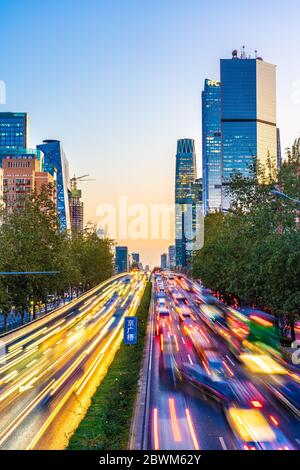 PEKING, CHINA - NOVEMBER 27: Abendansicht von Autos mit leichten Wegen auf einer Straße im zentralen Geschäftsviertel während der Hauptverkehrszeit am 27. November 2019 Stockfoto