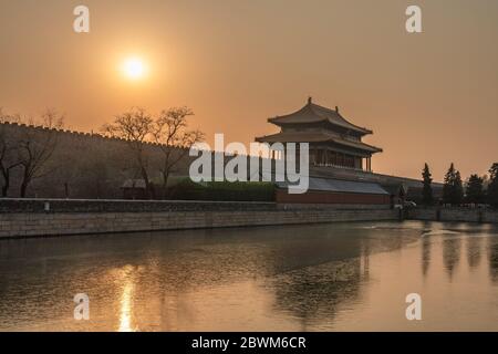 PEKING, CHINA - NOVEMBER 28: Blick auf die alte Mauer am Verbotenen Stadtpalast bei Sonnenuntergang am 28. November 2019 in Peking Stockfoto