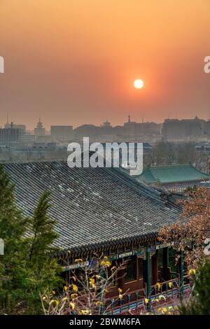 PEKING, CHINA - NOVEMBER 28: Blick auf traditionelle chinesische Gebäude aus Beihai Lake Park bei Sonnenuntergang am 28. November 2019 in Peking Stockfoto