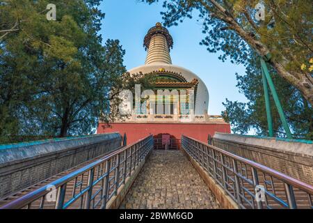 PEKING, CHINA - NOVEMBER 28: Dies ist eine malerische Aussicht auf den Weißen Dagoba Tempel, ein berühmter buddhistischer Tempel im Beihai Lake Park am 28. November 2019 in B Stockfoto