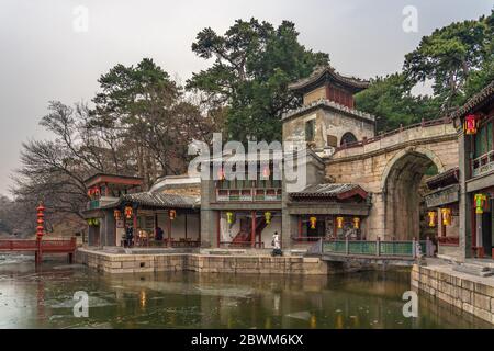 PEKING, CHINA - NOVEMBER 29: Traditionelle chinesische Gebäude am See in der Suzhou Straße im Sommerpalast am 29. November 2019 in Peking Stockfoto