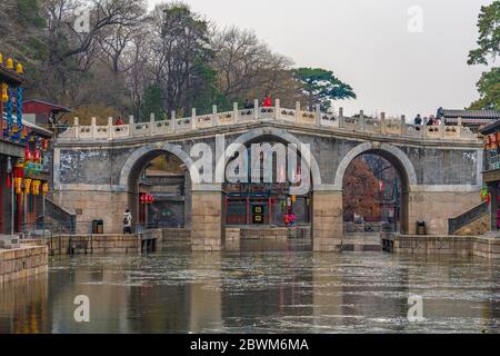 PEKING, CHINA - NOVEMBER 29: Traditionelle chinesische Brücke an der Suzhou Straße, einer alten Stadt im Stil Wasser im Sommerpalast am 29. November 2019 in Be Stockfoto