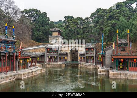 PEKING, CHINA - NOVEMBER 29: Traditionelle chinesische Gebäude am See in der Suzhou Straße im Sommerpalast am 29. November 2019 in Peking Stockfoto