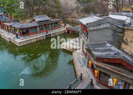 PEKING, CHINA - NOVEMBER 29: Blick auf traditionelle chinesische Architektur in der Suzhou Straße im Sommerpalast am 29. November 2019 in Peking Stockfoto