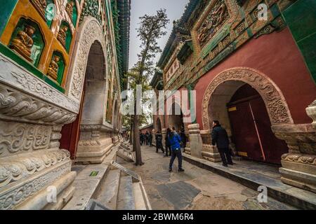 PEKING, CHINA - NOVEMBER 29: Traditionelle chinesische Architektur im Sommerpalast, einem berühmten Touristenziel am 29. November 2019 in Peking Stockfoto