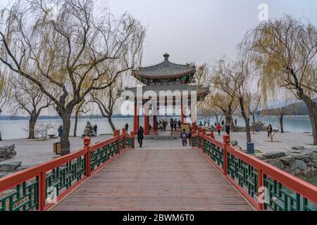 PEKING, CHINA - NOVEMBER 29: Traditionelle chinesische Brücke und Pavillon am Kunming-See im Sommerpalast am 29. November 2019 in Peking Stockfoto