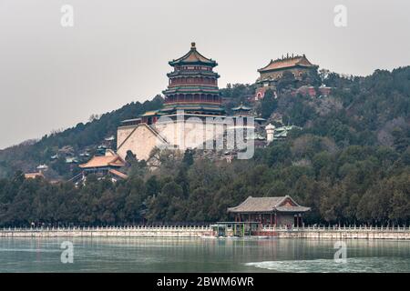 PEKING, CHINA - NOVEMBER 29: Blick auf den Sommerpalast am Kunming See, einem berühmten Touristenziel am 29. November 2019 in Peking Stockfoto