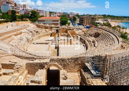 Blick auf das antike römische Amphitheater in Tarragona, Spanien, im Frühling Stockfoto