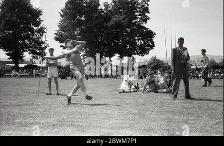 1950er Jahre, historisch, Sommerzeit und draußen in einem Sportplatz an einer Schule sportsday, ein Teenager-Junge im Speer konkurrierend, im Begriff, den Speer zu werfen, England, Großbritannien. Stockfoto