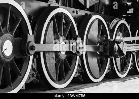Räder von Vintage Dampflokomotive mit Kraftteilen, schwarz-weiß Foto Stockfoto