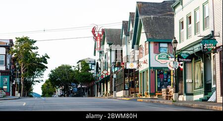 Bar Harbor, Maine, USA - 29. Juli 2017: Fünf Uhr morgens Blick auf die Haupteinkaufsstraße, die Touristen zu Fuß und Einkaufen auf, wie die kommen Stockfoto