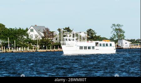 Bay Shore, New York, USA - 8. Juni 2019: Ein neues Fire Island Ferry Schiff namens Stranger kehrt mit Passagieren von Fire Island National Sea Shore zurück. Stockfoto