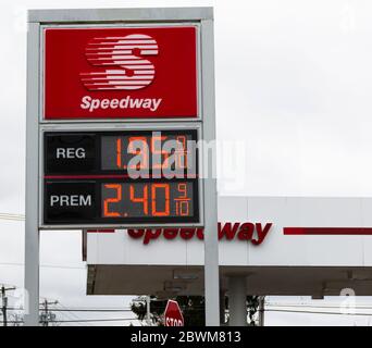 Bay Shore, New York, USA - 18 April, 2020: Ein Schnellbahntankstellenschild mit regulären gus für unter zwei Dollar pro Gallone in den USA. Stockfoto