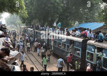 Passagiere auf einem überfüllten Zug an einem Bahnhof im ländlichen Madhya Pradesh, Indien. Indian Railways. Stockfoto