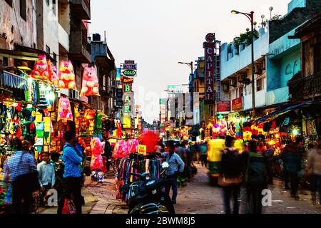 DELHI, Indien - 5. JULI 2016: Grand Markt am Abend. Typische Geschäfte und Cafés, Verkauf von Souvenirs. Nicht identifizierte Einheimische und Touristen Stockfoto