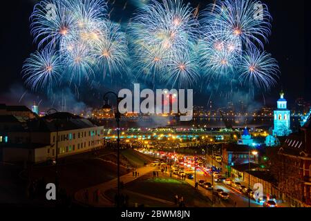 Kasan, Russland. Feuerwerk in Kazan während der Tag des Sieges (9. Mai) in Russland. Nacht Luftbild am Ufer mit Straße, Autos und beleuchtete Ch Stockfoto