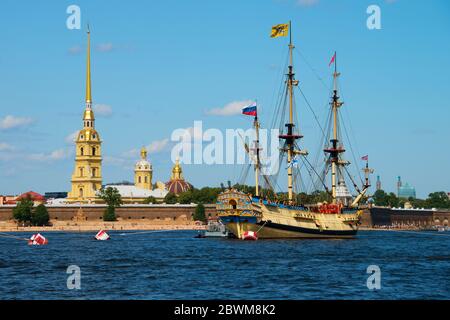 St. Petersburg, Russland. Stilvolles Touristenschiff auf dem Neva-Fluss vor der Peter-Paul-Festung in Sankt Petersburg, Russland. Sommertag mit Wolke Stockfoto