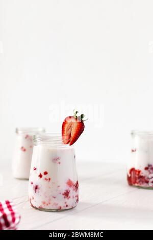 Milchshake mit frischen Sommererdbeeren, Gläsern mit Erdbeer-Milchshake, leckeres gesundes Frühstück Stockfoto