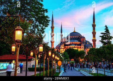 Istanbul, Türkei. Sultan Ahmed Blaue Moschee in Istanbul, Türkei - eines der beliebtesten Wahrzeichen der Stadt. Park, beleuchtete Straßenlampen in der Nacht und Stockfoto