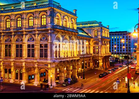 Wien, Österreich. Blick auf die Wiener Staatsoper in der Nacht. Strahlend blauer Himmel, Autolicht-Wege Stockfoto