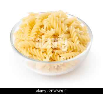 Ungekocht Fusilli in Glasschale auf weißem Hintergrund Stockfoto