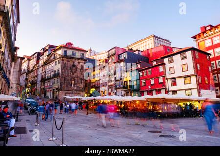 PORTO, PORTUGAL - 27. JULI 2019: Berühmte bunte Häuser des Ribeira-Platzes im historischen Zentrum von Porto, Portugal Stockfoto