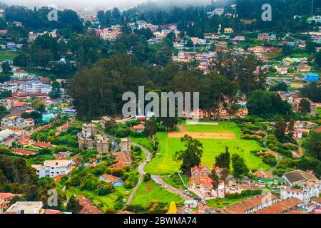 Ooty, Indien. Luftaufnahme des Nilgiri Bergdorfes in Tamil Nadu, Indien. Ooty ist ein beliebter Ferienort mit schöner Natur. Stockfoto