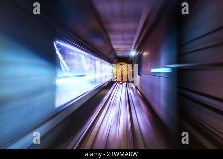 Kopenhagen, Dänemark. Fahren mit der U-Bahn in Kopenhagen, Dänemark mit Bewegung verschwommen U-Bahn-Linien im Tunnel. Abstrakt mit verschwommenen geschwungenen Linien Stockfoto