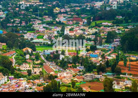 Ooty, Indien. Luftaufnahme des Nilgiri Bergdorfes in Tamil Nadu, Indien. Ooty ist ein beliebter Ferienort mit schöner Natur. Stockfoto