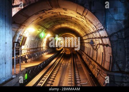 Kopenhagen, Dänemark. Fahren mit der U-Bahn in Kopenhagen, Dänemark mit Bewegung verschwommen U-Bahn-Linien im Tunnel. Abstrakt mit verschwommenen geschwungenen Linien Stockfoto