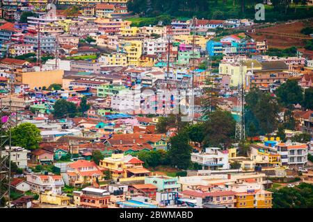 Ooty, Indien. Luftaufnahme des Nilgiri Bergdorfes in Tamil Nadu, Indien. Ooty ist ein beliebter Ferienort mit schöner Natur. Stockfoto