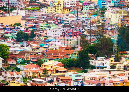 Ooty, Indien. Luftaufnahme des Nilgiri Bergdorfes in Tamil Nadu, Indien. Ooty ist ein beliebter Ferienort mit schöner Natur. Stockfoto