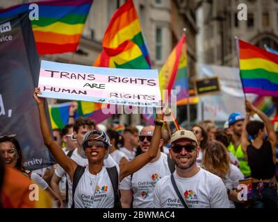 LONDON, ENGLAND - JULI 06: Trans Right ist ein Menschenrechtsplakette, das von einer Frau während des Pride in London 2019 gehalten wird. Der Stolz auf London ist das größte, größte d Stockfoto