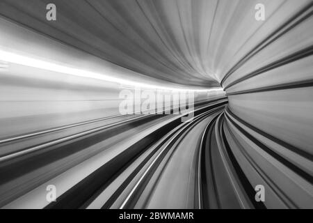 Kopenhagen, Dänemark. Fahren mit der U-Bahn in Kopenhagen, Dänemark mit Bewegung verschwommen U-Bahn-Linien im Tunnel. Abstrakt mit verschwommenen geschwungenen Linien Stockfoto