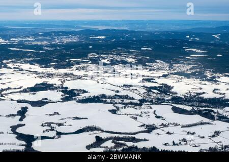 Norwegen. Luftaufnahme der verschneiten Landschaft im Winter mit Bergen in Norwegen. Norwegische Dörfer im Winter von oben Stockfoto