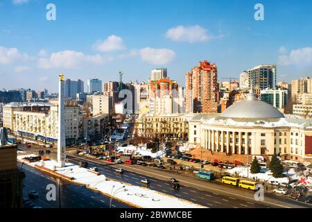 Kiew, Ukraine. Luftaufnahme eines Stadtzentrums in Kiew, Ukraine, mit Verkehr. Luftaufnahme des Victory Square während des Tages Stockfoto