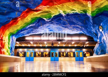 STOCKHOLM, SCHWEDEN - 12. MÄRZ 2019: Innenräume der U-Bahn-Station Stadion in Stockhom, Schweden, Zeitraffer der Menschen an der U-Bahn-Station Stockfoto