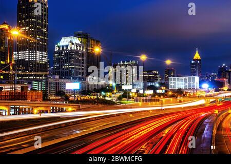 Atlanta, USA. Beleuchtete Midtown in Atlanta, USA bei Nacht. Auto Verkehr, beleuchteten Gebäuden und dunklen Himmel. Auto Verkehr Wanderwege Stockfoto