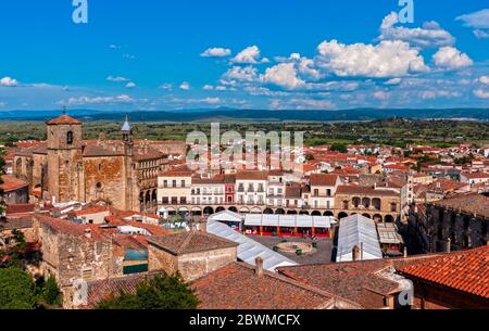 Vista de la Plaza Mayor y de la iglesia de San Martín de la torre de la iglesia de Santiago. Truijillo. Cáceres. Extremadura. España Stockfoto