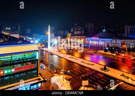 Kiew, Ukraine. Luftaufnahme eines Stadtzentrums in Kiew, Ukraine, mit Verkehr bei Nacht. Luftaufnahme des Victory Square mit dunklem Himmel Stockfoto