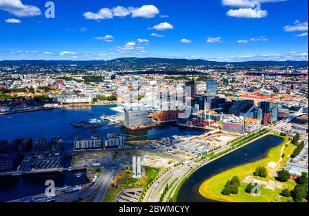 Oslo, Norwegen. Luftaufnahme des Sentrum-Gebietes von Oslo, Norwegen, mit Barcode-Gebäuden und dem Fluss Akerselva. Baustelle mit blauem Himmel während einer su Stockfoto