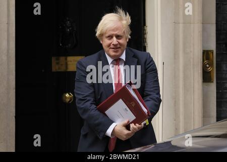 (200602) -- PEKING, 2. Juni 2020 (Xinhua) -- der britische Premierminister Boris Johnson verlässt die Downing Street 10, um am 11. Mai 2020 eine Erklärung vor dem Unterhaus in London, Großbritannien, abzugeben. (Foto von Tim Ireland/Xinhua) Stockfoto