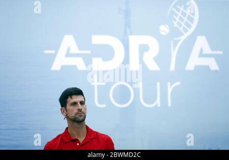 (200602) -- PEKING, 2. Juni 2020 (Xinhua) -- Serbiens Welttennisspieler Novak Djokovic posiert für Fotos vor einer Pressekonferenz in Belgrad, Serbien, 25. Mai 2020. (Foto von Predrag Milosavljevic/Xinhua) Stockfoto