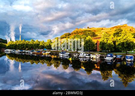 Halden, Norwegen. Blick auf die Boote und Yachten mit der Festung Fredriksted in Halden, Norwegen. Der Abend mit bewölktem Himmel im Sommer Stockfoto