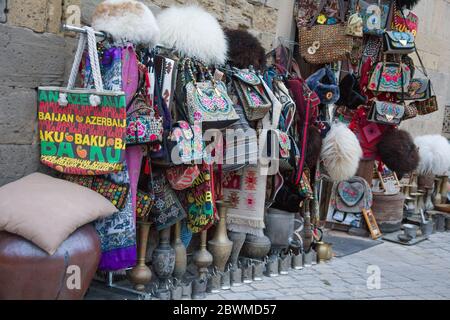 Baku, Aserbaidschan - 14. April 2019: Traditionelle und antike Souvenirs in der Altstadt von Baku, Aserbaidschan. Stockfoto