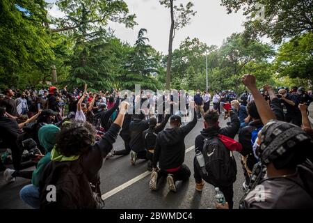 New York, USA. Juni 2020. Demonstranten und Polizeibeamte schließen sich den Händen und beugen sich als Zeichen der Einheit in der Nähe des Washington Square Park, New York, NY am 1. Juni 2020. Proteste finden im ganzen Land nach dem Tod von George Floyd statt, während in Polizeigewahrsam in Minneapolis von einem Zuschauer gefilmt wurde. (Foto von Christopher Lazzaro/Alive Coverage/Sipa USA) Quelle: SIPA USA/Alamy Live News Stockfoto