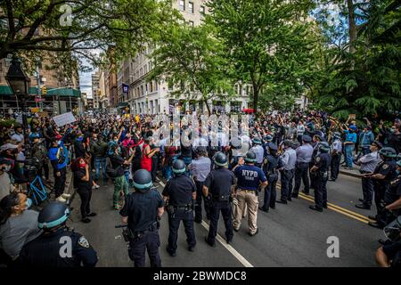 New York, USA. Juni 2020. Demonstranten und Polizeibeamte schließen sich den Händen und beugen sich als Zeichen der Einheit in der Nähe des Washington Square Park, New York, NY am 1. Juni 2020. Proteste finden im ganzen Land nach dem Tod von George Floyd statt, während in Polizeigewahrsam in Minneapolis von einem Zuschauer gefilmt wurde. (Foto von Christopher Lazzaro/Alive Coverage/Sipa USA) Quelle: SIPA USA/Alamy Live News Stockfoto