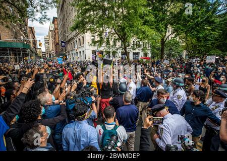 Demonstranten und Polizeibeamte schließen sich den Händen und beugen sich als Zeichen der Einheit in der Nähe des Washington Square Park, New York, NY am 1. Juni 2020. Proteste finden im ganzen Land nach dem Tod von George Floyd statt, während in Polizeigewahrsam in Minneapolis von einem Zuschauer gefilmt wurde. (Foto von Christopher Lazzaro/Alive Coverage/Sipa USA) Stockfoto