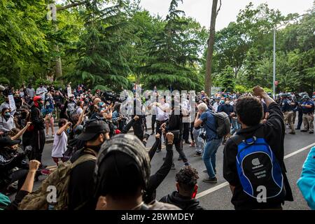 Demonstranten und Polizeibeamte schließen sich den Händen und beugen sich als Zeichen der Einheit in der Nähe des Washington Square Park, New York, NY am 1. Juni 2020. Proteste finden im ganzen Land nach dem Tod von George Floyd statt, während in Polizeigewahrsam in Minneapolis von einem Zuschauer gefilmt wurde. (Foto von Christopher Lazzaro/Alive Coverage/Sipa USA) Stockfoto